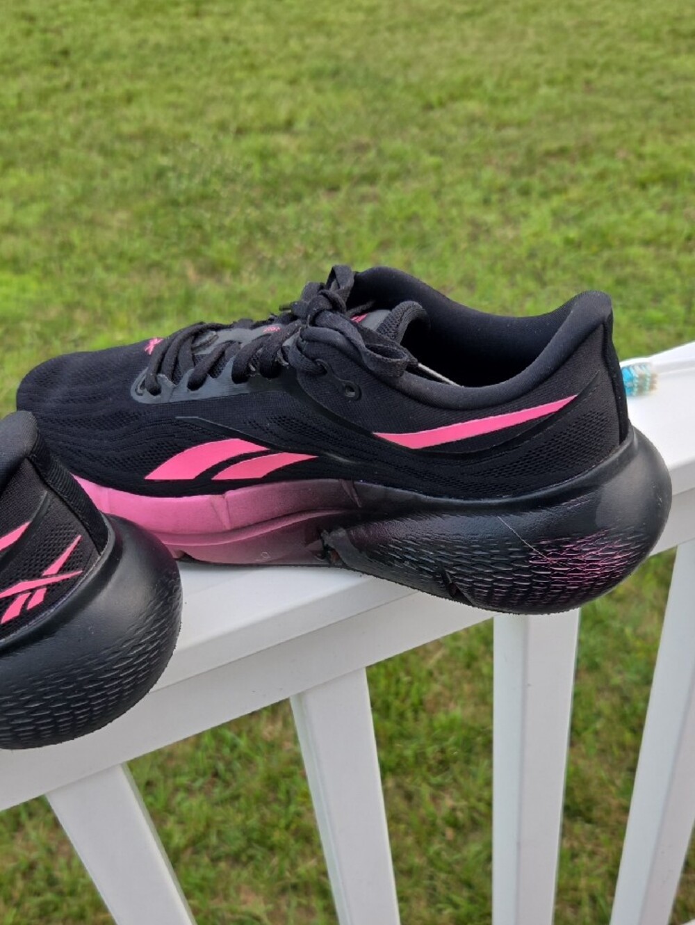 Reebok Women's Black and Hot Pink Athletic Running Shoes Size 8 1/2 M - Picture 3 of 5